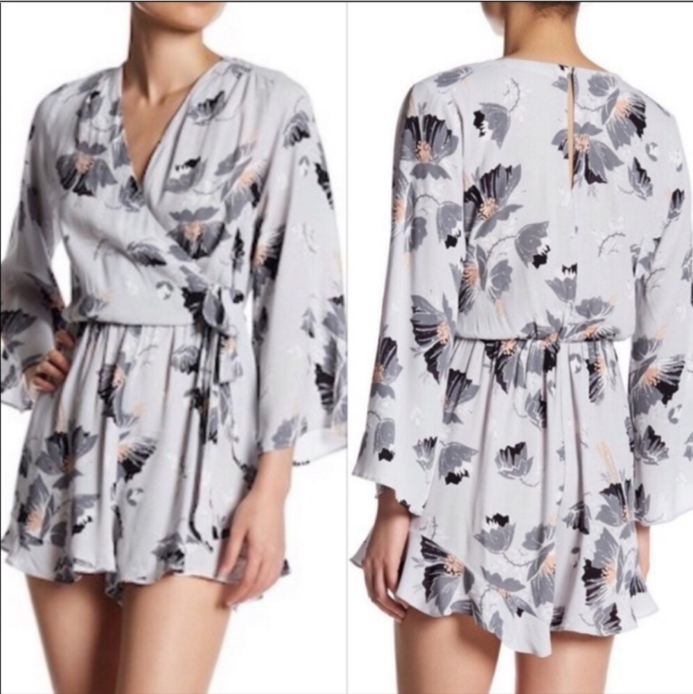ASTR Floral Long Sleeve Romper Size XS